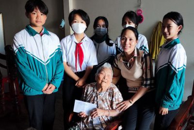Liên đội Lương Thế Vinh đến thăm hỏi sức khỏe và tặng quà cho mẹ Việt Nam anh hùng