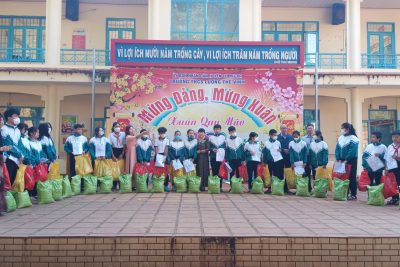 Trường THCS Lương Thế Vinh trao quà tết Xuân yêu thương cho học sinh nghèo xuân Quý Mão 2023